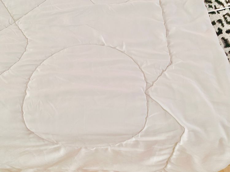 ผ้านวม หรือไส้ผ้านวม ขนาด 5-5.5ฟุต สีขาวปักลายตารางทั้งผืน ยี่ห้อ MICROFIBER (สภาพใหม่) (สินค้าหายาก) มือสองขายตามสภาพ รูปที่ 3