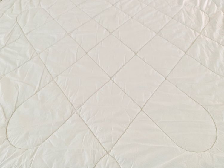 ผ้านวม หรือไส้ผ้านวม ขนาด 5-5.5ฟุต สีขาวปักลายเส้นกราฟฟิกทั้งผืน ยี่ห้อ RARAAVIS มือสองสภาพดี สินค้าญี่ปุ่น-เกาหลีแท้ รูปที่ 3