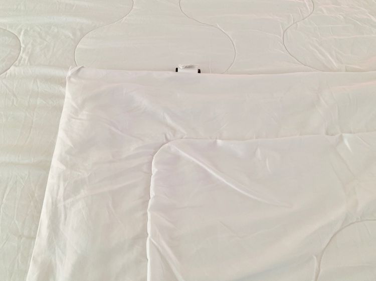 ผ้านวม หรือไส้ผ้านวม (ผืนยาวมาก) ขนาด 6.5-7ฟุต สีขาวปักลายเส้นกราฟฟิกทั้งผืน ยี่ห้อ La Pomme มือสองขายตามสภาพ สินค้าญี่ปุ่น-เกาหลีแท้ รูปที่ 8