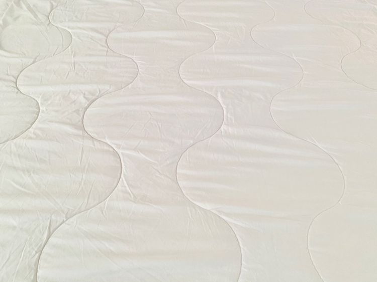 ผ้านวม หรือไส้ผ้านวม (ผืนยาวมาก) ขนาด 6.5-7ฟุต สีขาวปักลายเส้นกราฟฟิกทั้งผืน ยี่ห้อ La Pomme มือสองขายตามสภาพ สินค้าญี่ปุ่น-เกาหลีแท้ รูปที่ 3