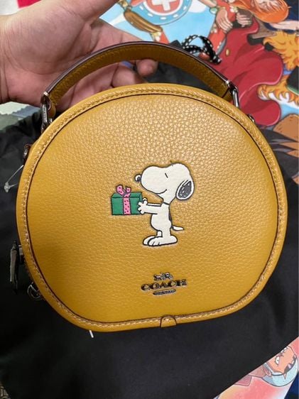 กระเป๋าสะพายข้าง หนังแท้สีเหลือง ทรงกลม Coach X Peanuts Canteen Crossbody With Snoopy
