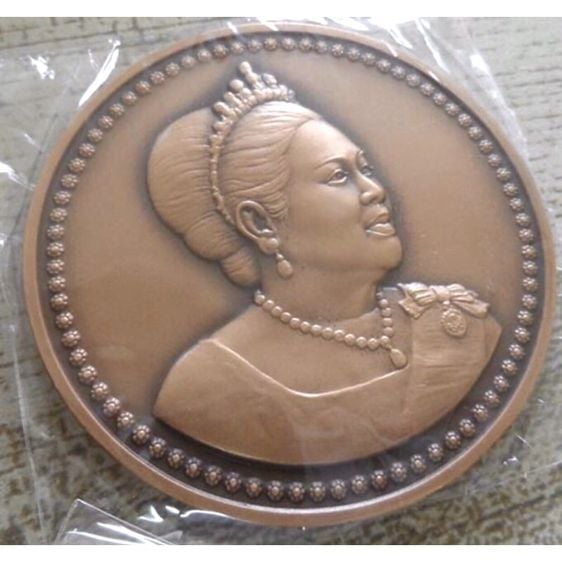 เหรียญไทย เหรียญทองแดงรมดำ 80 ปีราชินี ปี2555 ขนาด 7 ซม พร้อมใบรับรอง กล่องในกล่องนอก อุปกรณ์ครบ
