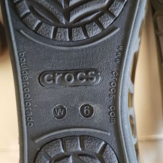 รองเท้า​ Crocs​ ผู้หญิง​ มือ​ 2​  รูปที่ 8