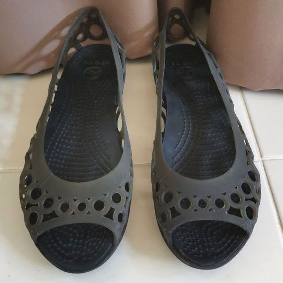 รองเท้าแตะแบบมีหูและแบบสวม รองเท้า​ Crocs​ ผู้หญิง​ มือ​ 2​ 