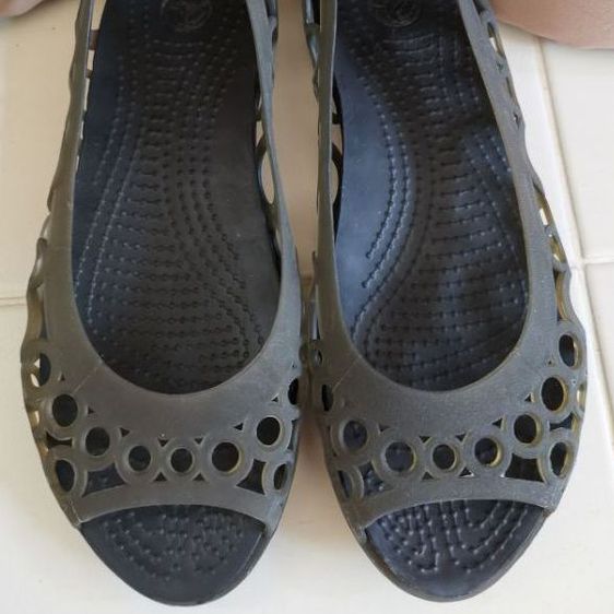 รองเท้า​ Crocs​ ผู้หญิง​ มือ​ 2​  รูปที่ 2