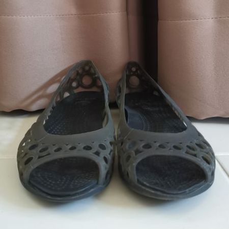 รองเท้า​ Crocs​ ผู้หญิง​ มือ​ 2​  รูปที่ 3