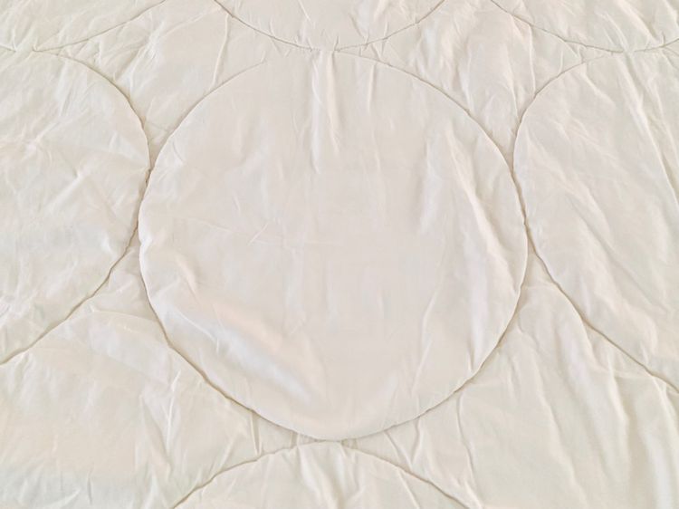 ผ้านวม หรือไส้ผ้านวม ขนาด 6ฟุต สีขาวปักลายวงกลมกราฟฟิกทั้งผืน ยี่ห้อ EVEZARY (Suprella Ultra) (สินึ้าหายาก) มือสองขายตามสภาพ รูปที่ 4