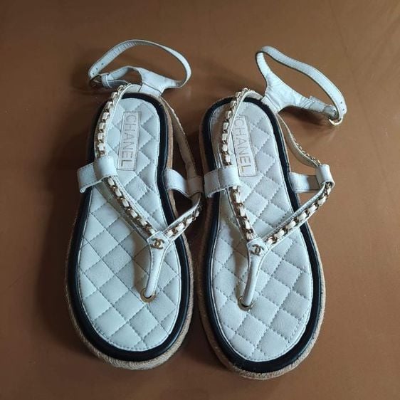 CHANEL
STRAPPY (LAMBSKIN CHAIN CC THONG) Espadrille Sandals White
(G36921)
Size. 38ยาว23.5(24)cm
