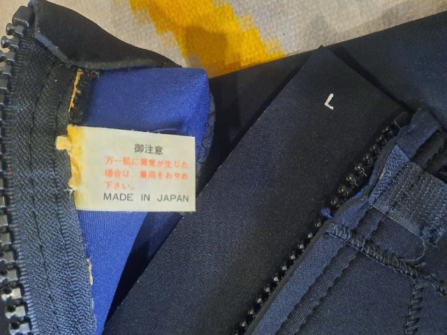 ขอขายเสื้อดำน้ำ,ว่ายน้ำ Wet suits ยี่ห้อ Art pro design made in Japan.ขนาดความหนา 3-5มม.แขนสั้นสีดำเบอร์ L ขนาดหน้าอก 15นิ้ว. รูปที่ 6