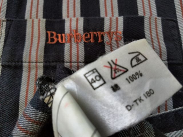 เสื้อ Burberrys ขนาด medium คอปกมีกระเป๋าที่อกซ้ายปักแบรนด์มีรอยเปื้อนนิดนึงซักออกค่ะ ลายทางโทนเทาดำ แขนกุด รูปที่ 3
