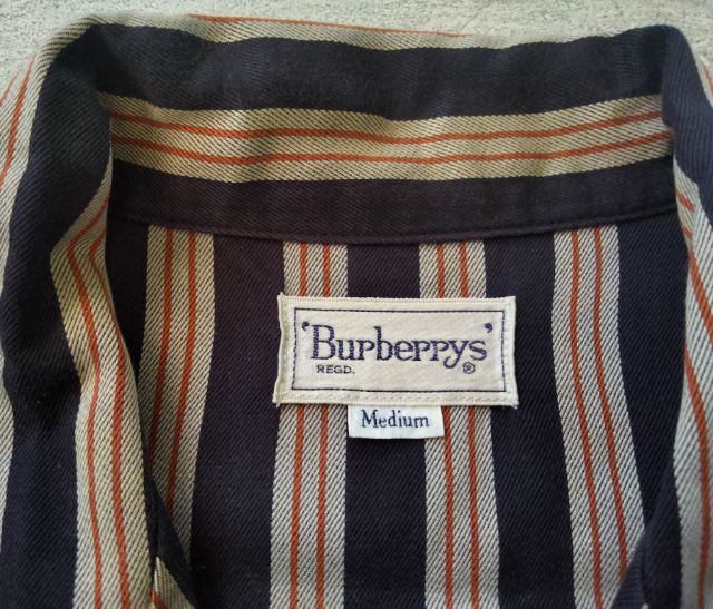 เสื้อ Burberrys ขนาด medium คอปกมีกระเป๋าที่อกซ้ายปักแบรนด์มีรอยเปื้อนนิดนึงซักออกค่ะ ลายทางโทนเทาดำ แขนกุด รูปที่ 6