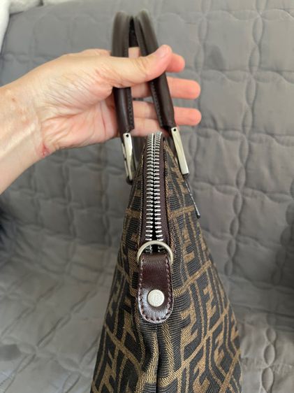 sale 💯กระเป๋า Fendi zucca handbag 💯 รูปที่ 4