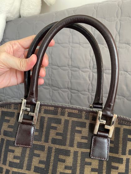sale 💯กระเป๋า Fendi zucca handbag 💯 รูปที่ 5
