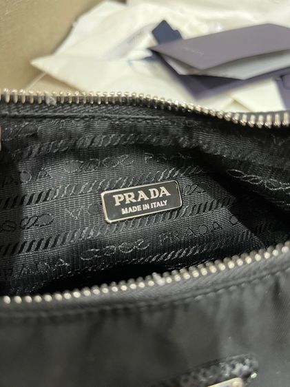 Prada Re-Edition 2005 Nylon Polka-Dot Shoulder Bag Y22 ฝังชิฟ Fullset รูปที่ 10