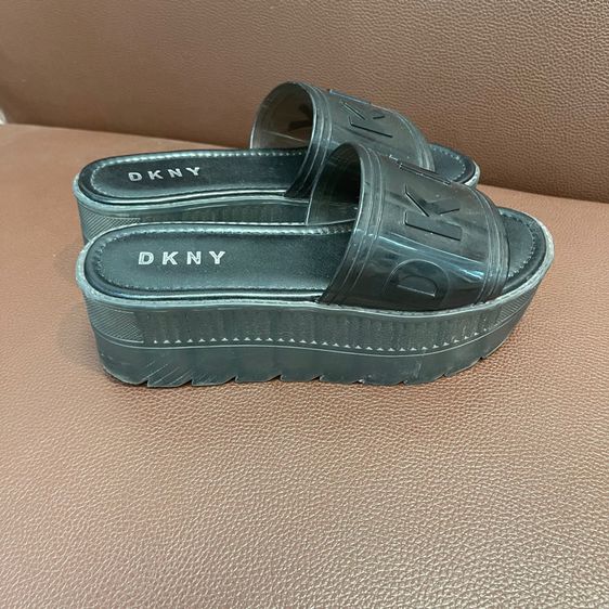 DKNY รองเท้ามือสองของแท้ รูปที่ 10