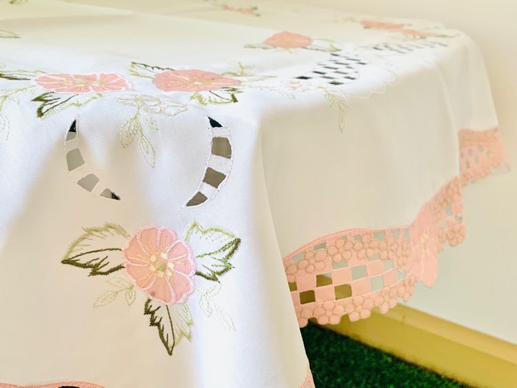 ผ้าปูโต๊ะ สีขาวปักลายดอกสีชมพูขอบโค้งฉลุลายดอกรอบด้าน (ใหม่) มือสองสภาพดี สินค้าญี่ปุ่น-เกาหลีแท้ รูปที่ 4