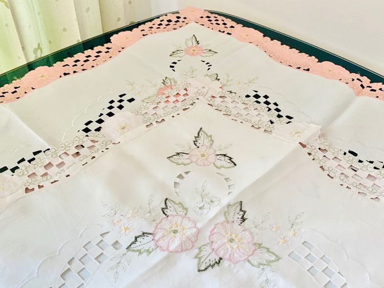 ผ้าปูโต๊ะ สีขาวปักลายดอกสีชมพูขอบโค้งฉลุลายดอกรอบด้าน (ใหม่) มือสองสภาพดี สินค้าญี่ปุ่น-เกาหลีแท้ รูปที่ 6