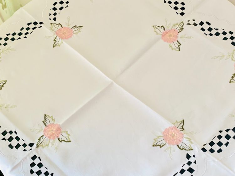 ผ้าปูโต๊ะ สีขาวปักลายดอกสีชมพูขอบโค้งฉลุลายดอกรอบด้าน (ใหม่) มือสองสภาพดี สินค้าญี่ปุ่น-เกาหลีแท้ รูปที่ 2