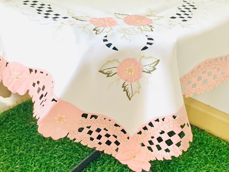 ผ้าปูโต๊ะ สีขาวปักลายดอกสีชมพูขอบโค้งฉลุลายดอกรอบด้าน (ใหม่) มือสองสภาพดี สินค้าญี่ปุ่น-เกาหลีแท้ รูปที่ 5