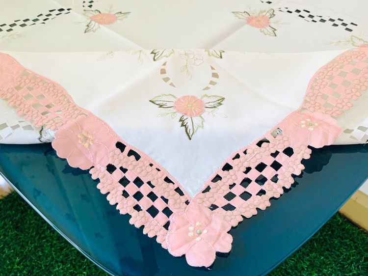 ผ้าปูโต๊ะ สีขาวปักลายดอกสีชมพูขอบโค้งฉลุลายดอกรอบด้าน (ใหม่) มือสองสภาพดี สินค้าญี่ปุ่น-เกาหลีแท้ รูปที่ 7