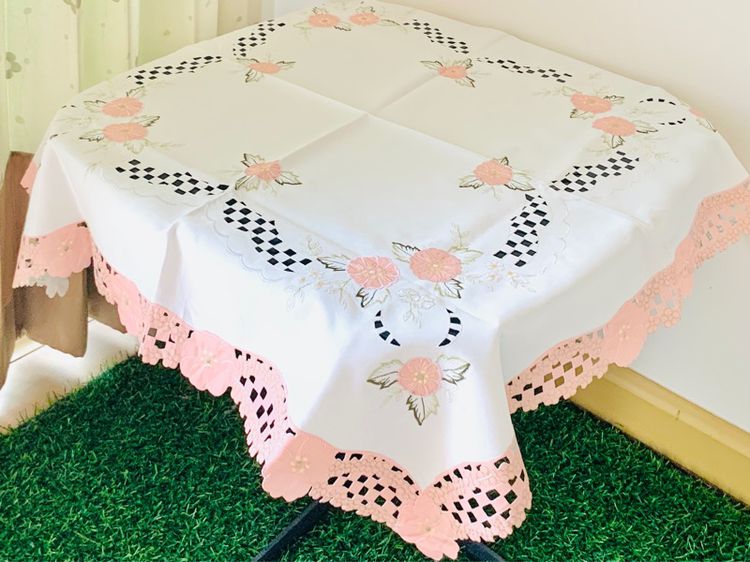 ผ้าปูโต๊ะ สีขาวปักลายดอกสีชมพูขอบโค้งฉลุลายดอกรอบด้าน (ใหม่) มือสองสภาพดี สินค้าญี่ปุ่น-เกาหลีแท้ รูปที่ 8