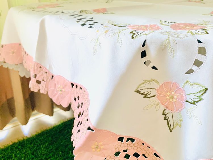 ผ้าปูโต๊ะ สีขาวปักลายดอกสีชมพูขอบโค้งฉลุลายดอกรอบด้าน (ใหม่) มือสองสภาพดี สินค้าญี่ปุ่น-เกาหลีแท้ รูปที่ 3