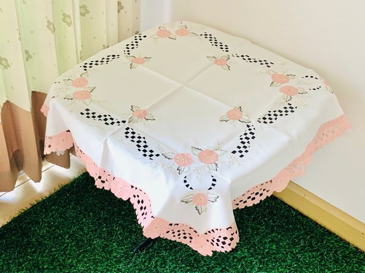 ผ้าปูโต๊ะ สีขาวปักลายดอกสีชมพูขอบโค้งฉลุลายดอกรอบด้าน (ใหม่) มือสองสภาพดี สินค้าญี่ปุ่น-เกาหลีแท้
