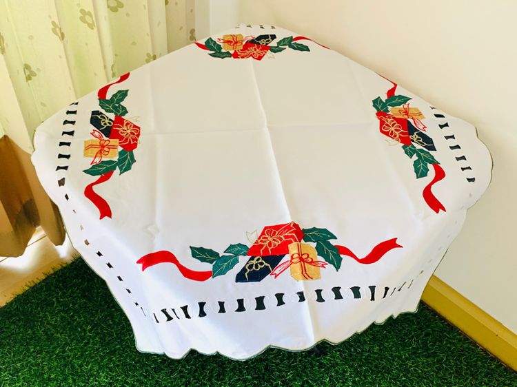 ผ้าปูโต๊ะ สีขาวปักลายกล่องของขวัญขอบโค้งรอบด้าน (ใหม่) มือสองสภาพดี สินค้าญี่ปุ่น-เกาหลีแท้ รูปที่ 2