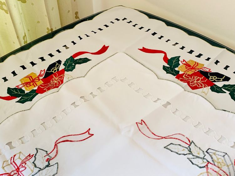 ผ้าปูโต๊ะ สีขาวปักลายกล่องของขวัญขอบโค้งรอบด้าน (ใหม่) มือสองสภาพดี สินค้าญี่ปุ่น-เกาหลีแท้ รูปที่ 6