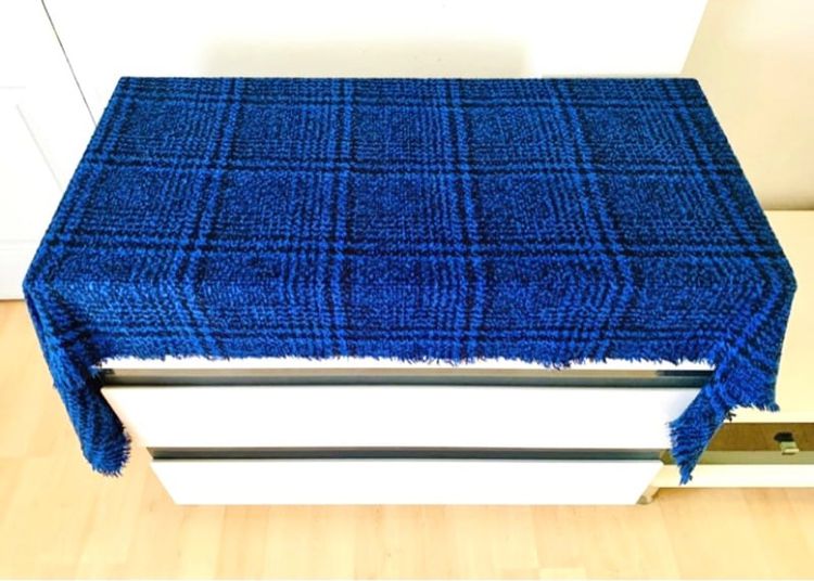 ผ้าปูโต๊ะ ชั้นวางของ (ผืนยาวมาก) งานถักลายไหมพรมสีน้ำเงินลายตารางชายริ้ว ยี่ห้อ muzak (สภาพใหม่) มือสองสภาพดี สินค้าญี่ปุ่น-เกาหลีแท้