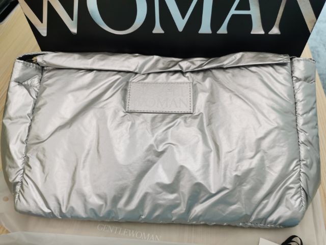 Gentlewoman Dumpling Bag กระเป๋าเกี๊ยว สีเงิน ของแท้ ราคาพิเศษ ได้รับของแน่นอน รูปที่ 4