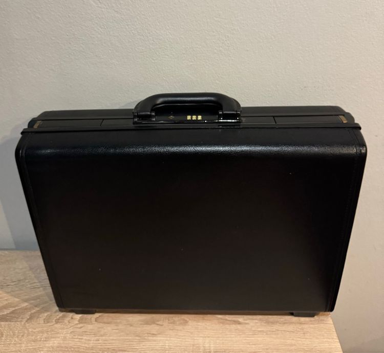 ดำ กระเป๋า Samsonite Quantum Classic Executive Black Attache Briefcase Vintage ของใหม่ Made in USA 🇺🇸 ซื้อมาประมาณ 20000บาท