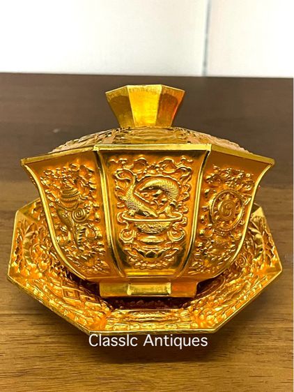 ถ้วยน้ำชา แปดเหลี่ยม กะไหล่ทอง ลายของมงคลแปดอย่าง รูปที่ 3