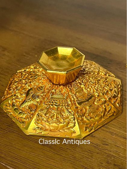 ถ้วยน้ำชา แปดเหลี่ยม กะไหล่ทอง ลายของมงคลแปดอย่าง รูปที่ 17