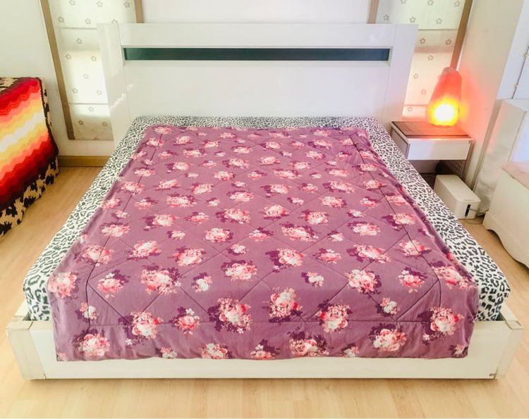 ผ้านวมและผ้าคลุมเตียง ผ้านวมกำมะหยี่ ขนาด 5ฟุต สีม่วงลายดอกกุหลาบ มือสองขายตามสภาพ สินค้าญี่ปุ่น-เกาหลีแท้