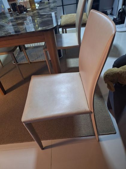 เก้าอี้ตั้งข้างห้อง/เก้าอี้โต๊ะอาหาร เก้าอี้ทานอาหาร 4 ตัว ขา ยังแข็งแรงไม่หัก ไม่หลวม  เป็นหนังสีคลีม 