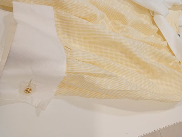 Vintage Blouse (Lemona International)เสื้อเบล้าส์ลายทางเหลือง ขาว มีวงกลมสีขาว  แขนพอง กระดุมสวยมาก กระดุมหลัง ด้านหน้ามีผ้าผูกโบว์ สภาพดี รูปที่ 2