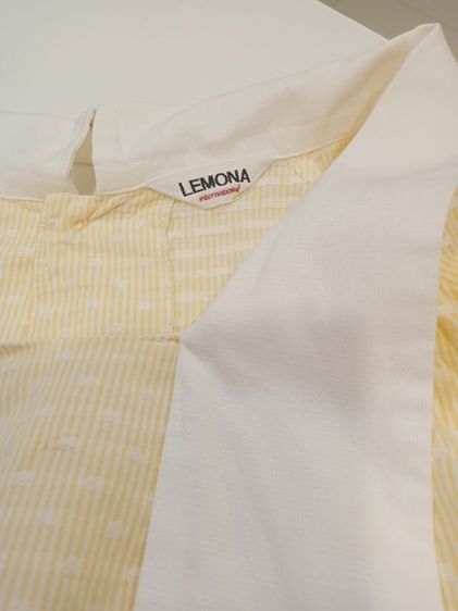 Vintage Blouse (Lemona International)เสื้อเบล้าส์ลายทางเหลือง ขาว มีวงกลมสีขาว  แขนพอง กระดุมสวยมาก กระดุมหลัง ด้านหน้ามีผ้าผูกโบว์ สภาพดี รูปที่ 3