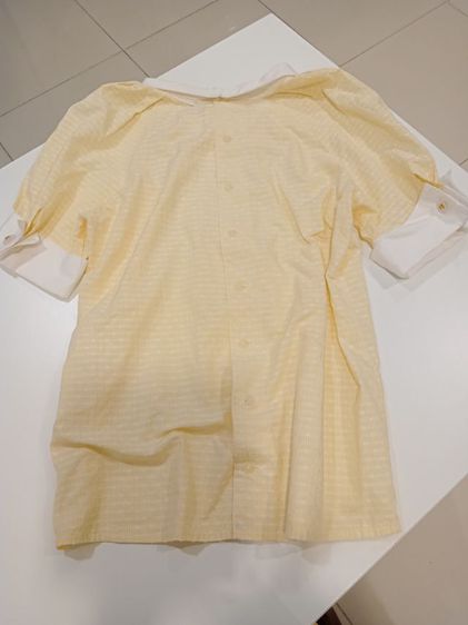 Vintage Blouse (Lemona International)เสื้อเบล้าส์ลายทางเหลือง ขาว มีวงกลมสีขาว  แขนพอง กระดุมสวยมาก กระดุมหลัง ด้านหน้ามีผ้าผูกโบว์ สภาพดี รูปที่ 6