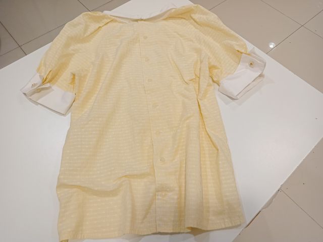 Vintage Blouse (Lemona International)เสื้อเบล้าส์ลายทางเหลือง ขาว มีวงกลมสีขาว  แขนพอง กระดุมสวยมาก กระดุมหลัง ด้านหน้ามีผ้าผูกโบว์ สภาพดี รูปที่ 10
