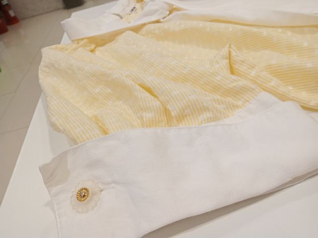 Vintage Blouse (Lemona International)เสื้อเบล้าส์ลายทางเหลือง ขาว มีวงกลมสีขาว  แขนพอง กระดุมสวยมาก กระดุมหลัง ด้านหน้ามีผ้าผูกโบว์ สภาพดี รูปที่ 7