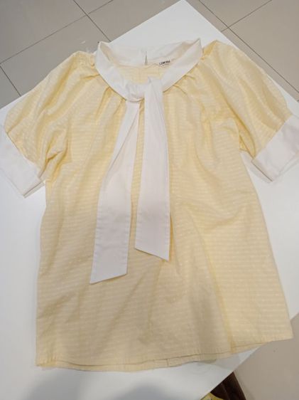 Vintage Blouse (Lemona International)เสื้อเบล้าส์ลายทางเหลือง ขาว มีวงกลมสีขาว  แขนพอง กระดุมสวยมาก กระดุมหลัง ด้านหน้ามีผ้าผูกโบว์ สภาพดี รูปที่ 4