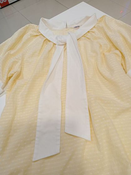 Vintage Blouse (Lemona International)เสื้อเบล้าส์ลายทางเหลือง ขาว มีวงกลมสีขาว  แขนพอง กระดุมสวยมาก กระดุมหลัง ด้านหน้ามีผ้าผูกโบว์ สภาพดี รูปที่ 8