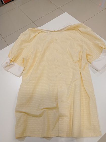 Vintage Blouse (Lemona International)เสื้อเบล้าส์ลายทางเหลือง ขาว มีวงกลมสีขาว  แขนพอง กระดุมสวยมาก กระดุมหลัง ด้านหน้ามีผ้าผูกโบว์ สภาพดี รูปที่ 11
