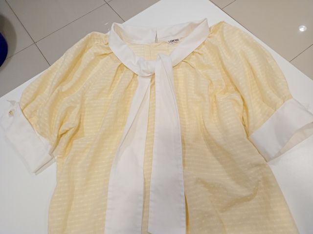Vintage Blouse (Lemona International)เสื้อเบล้าส์ลายทางเหลือง ขาว มีวงกลมสีขาว  แขนพอง กระดุมสวยมาก กระดุมหลัง ด้านหน้ามีผ้าผูกโบว์ สภาพดี รูปที่ 5
