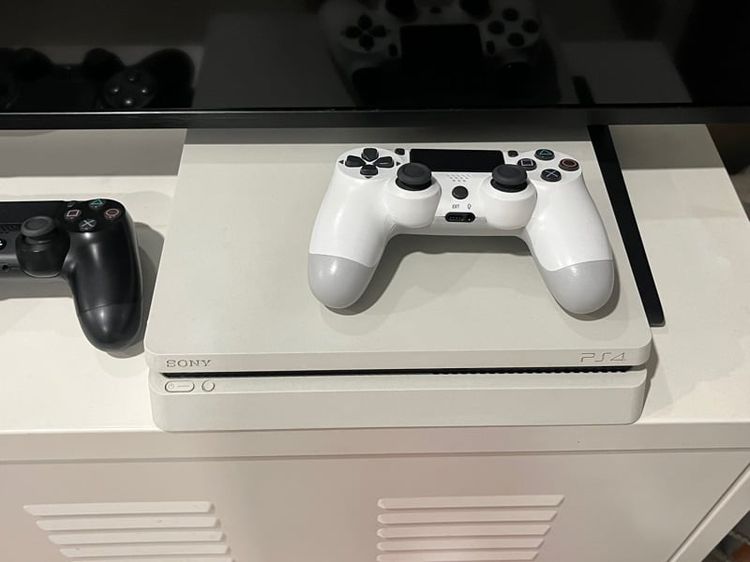 Sony เครื่องเกมส์โซนี่ เพลย์สเตชั่น PS4 (Playstation 4) เชื่อมต่อไร้สายได้ PS4 สีขาว 