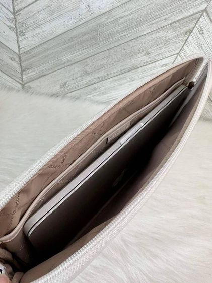Michael Kors Jet Set Travel Large Vanilla Signature 15 Inch Laptop Sleeve Case รูปที่ 6