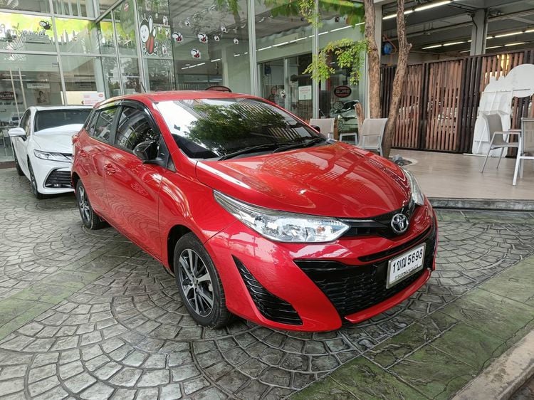 รถ Toyota Yaris 1.2 Mid สี แดง