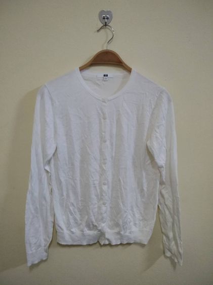 เสื้อคาร์ดิแกน uniqlo สีขาว  รอบอก 40-44 ยาว 23  สภาพดีไม่มีขาด