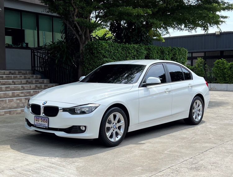 BMW Series 3 2014 320i Sedan เบนซิน ไม่ติดแก๊ส เกียร์อัตโนมัติ ขาว รูปที่ 4
